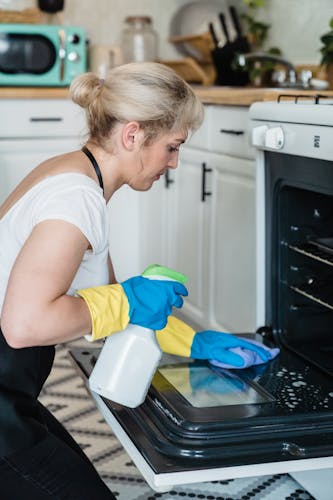 empleada interna limpiando cocina