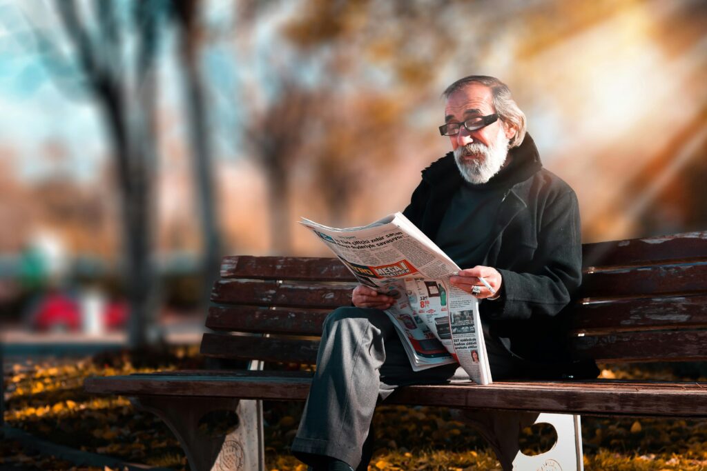 Anciano leyendo en un parque