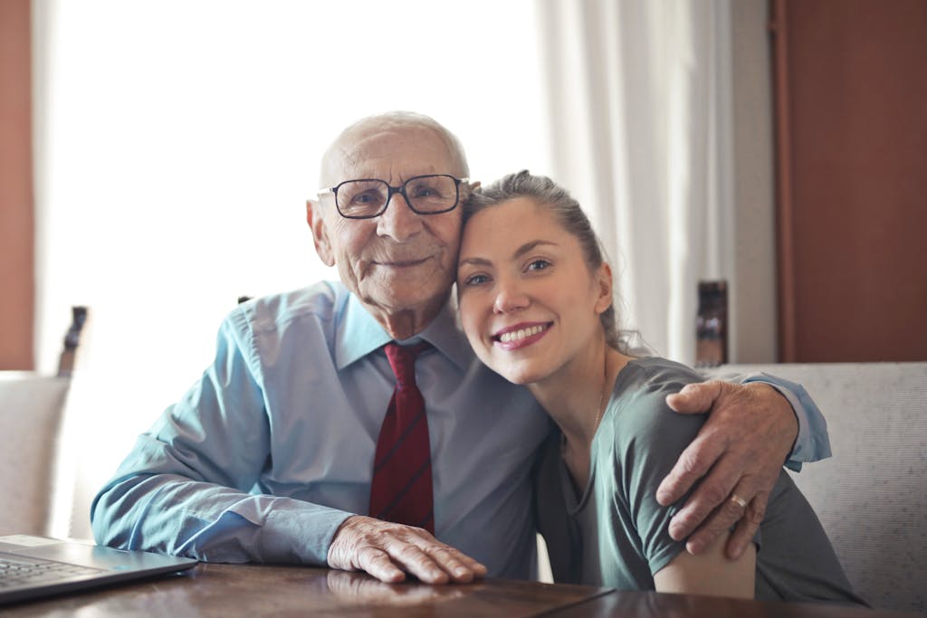 señor sonriendo con su cuidadora en el hospital