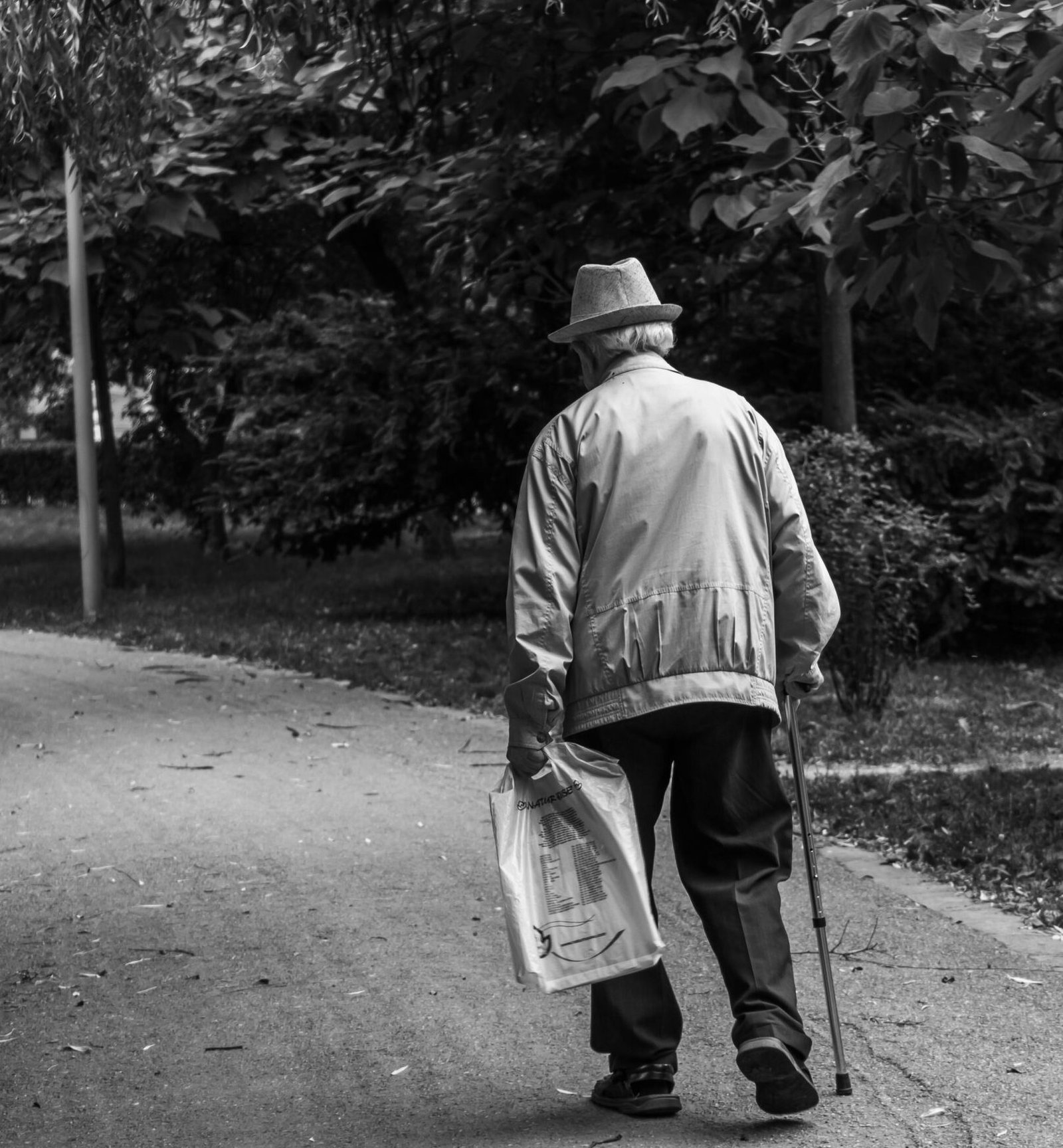 Cuidador de persona mayor por la noche