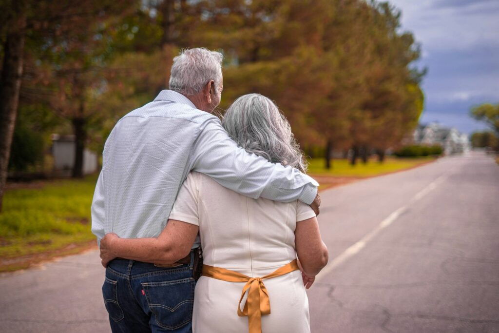 Señor y señora mayores paseando abrazados