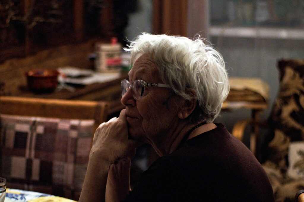 Señora mayor tranquila en su casa por la noche