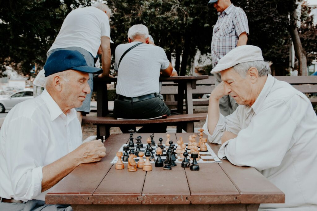 Señores mayores jugando al ajedrez como estimulación cognitiva